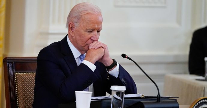 Joe Biden, dopo il peto “rumoroso” che sconvolse Camilla ecco la nuova gaffe plateale: “Ha letto anche quello che non doveva dire”
