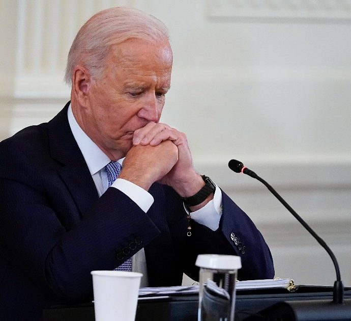 Joe Biden, dopo il peto “rumoroso” che sconvolse Camilla ecco la nuova gaffe plateale: “Ha letto anche quello che non doveva dire”
