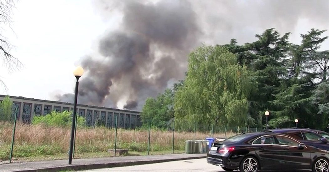 Monza, incendio nello stabilimento dell’ex Snia di Varedo: a fuoco 2mila tonnellate di rifiuti. Il comune: “Nessuna nube tossica”