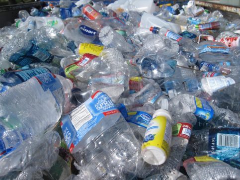 Plastica usa e getta: ecco come Coca-Cola, PepsiCo e Nestlé aggravano la crisi climatica