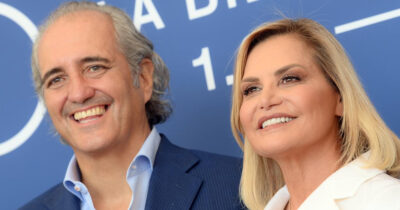 Copertina di “Sono tre anni che minacci di morte me e Simona Ventura”: Giovanni Terzi denuncia uno stalker e pubblica gli audio choc ricevuti dalla coppia