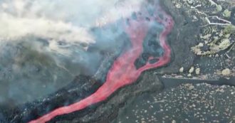 Copertina di Eruzione Canarie, le immagini della colata di lava riprese dall’alto. Chiuso l’aeroporto