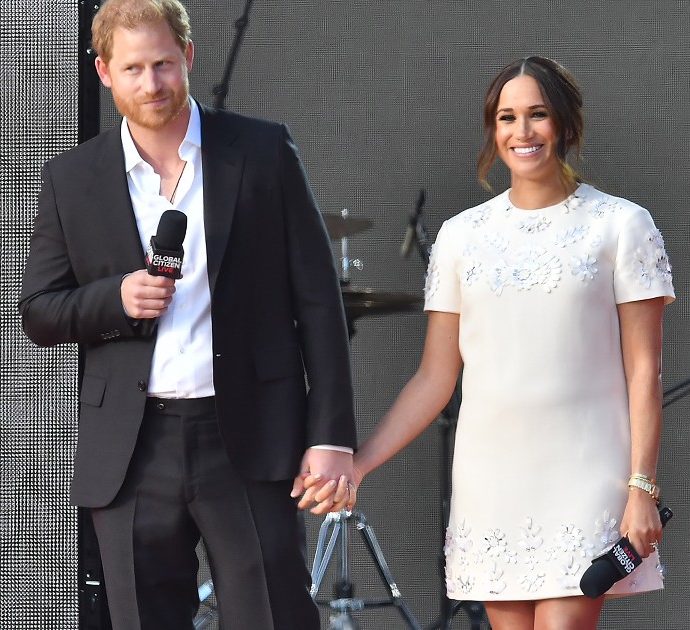 Global Citizen, un’ovazione per il principe Harry e Meghan Markle: la duchessa conquista Central Park con il miniabito di Valentino