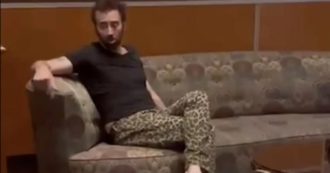 Nicolas Cage completamente ubriaco viene cacciato da un locale: “Scambiato per un senzatetto, era in ciabatte e pantaloni leopardati”
