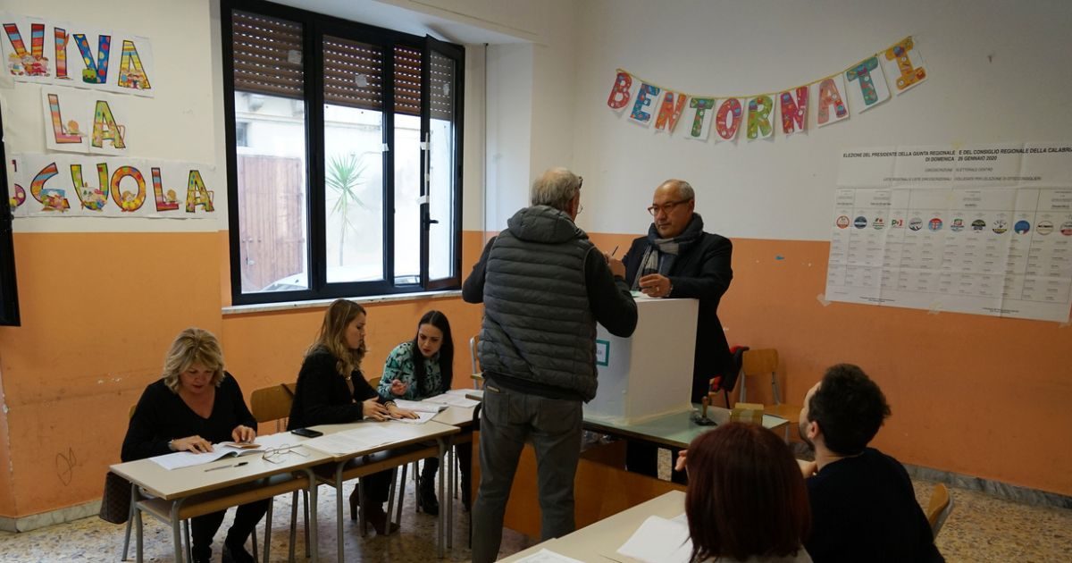 Elezioni, seggi ancora (quasi dappertutto) nelle scuole. I sindaci hanno ignorato gli appelli e i fondi stanziati. “Assurdo sospendere ancora le classi”