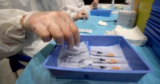 Vaccinati e positivi, l’immunologo Di Perri: “Con tre dosi più protetti anche da Omicron, che potrebbe farci uscire dall’emergenza”