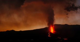 Copertina di Canarie, l’eruzione del vulcano di La Palma travolge altri edifici e si avvicina al mare: “Pericolo per chi abita sulla costa”