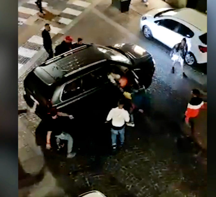 Assalto a un Suv e rissa in centro a Bra. Crosetto posta il video su Twitter: “Non è Caracas”. Scoppia la polemica