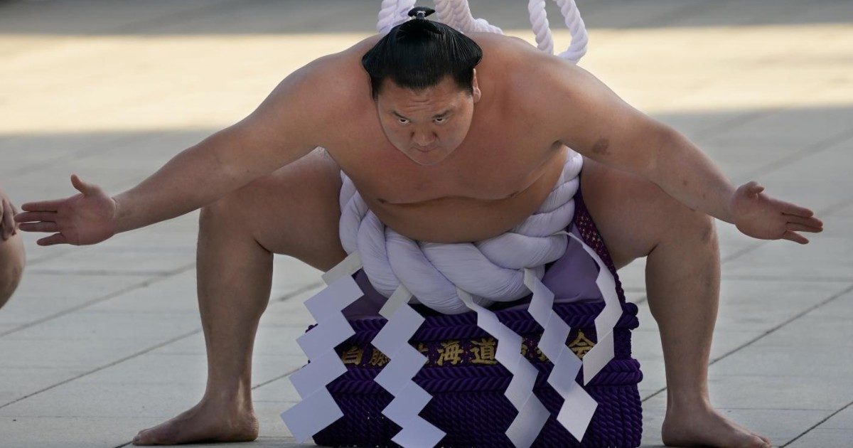 Hakuho, il più grande campione nella storia del sumo annuncia il suo ritiro: “Colpa dei continui infortuni al ginocchio destro”