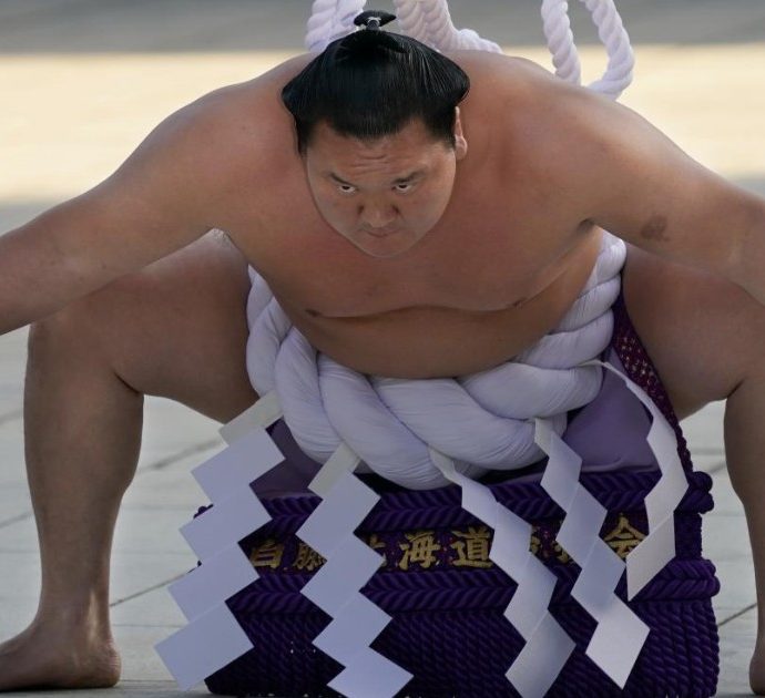Hakuho, il più grande campione nella storia del sumo annuncia il suo ritiro: “Colpa dei continui infortuni al ginocchio destro”