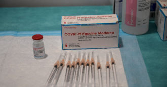 Copertina di Covid, ecco come sarebbe andata senza vaccini. Il modello matematico del professor Rettore: “Zona rossa già ad agosto”