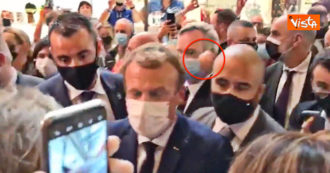 Copertina di Contestatore colpisce Macron con un uovo durante la visita a Lione – Video