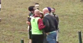 Copertina di Novara, arbitro espelle l’allenatore e lui gli dà un pugno sul volto: partita sospesa tra Oleggio e Carpignano – Video