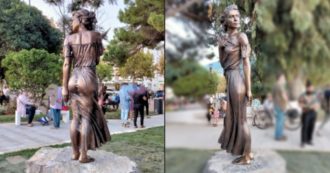 Copertina di Spigolatrice di Sapri, polemiche per la statua in bronzo che mette in evidenza le forme. Boldrini: “Un’offesa alle donne e alla storia”