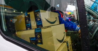 Copertina di Amazon aumenta dell’8% i salari di ingresso della divisione logistica. Lo scorso marzo lo sciopero di tutta la filiera delle consegne