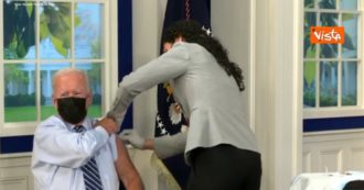 Copertina di Vaccino Covid, Biden riceve la terza dose davanti alle telecamere: “Sicura ed efficace” – Video