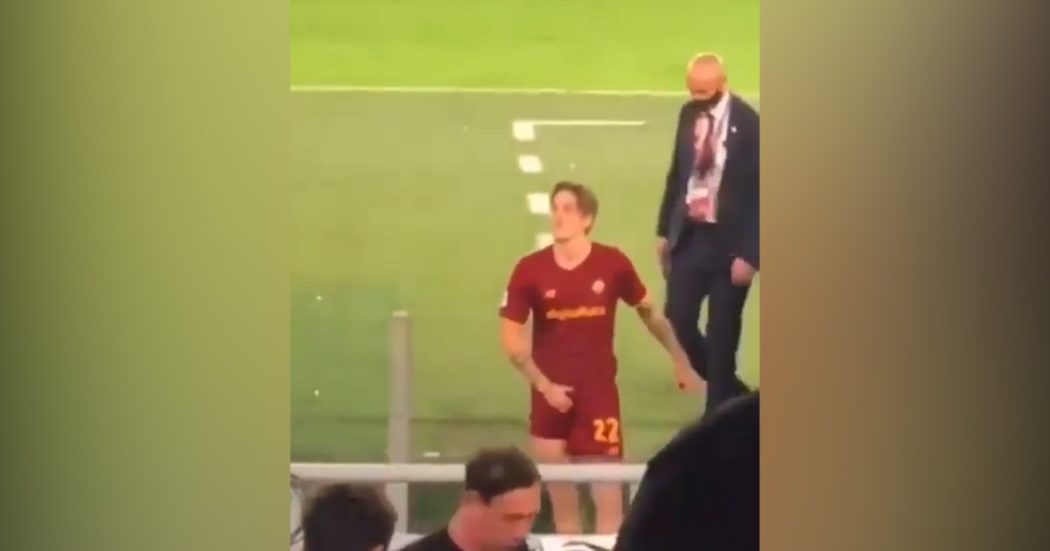 Il romanista Zaniolo graziato per il gestaccio rivolto ai tifosi laziali alla fine del derby: per lui niente squalifica, multa da 10mila euro