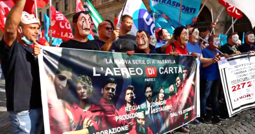 Alitalia, il corteo a Roma dei lavoratori con le maschere della Casa di Carta: “Assunzione per tutti e contratto nazionale collettivo” – Video