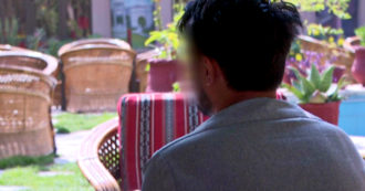 Copertina di Afghanistan, il racconto di un ragazzo gay: “Restiamo chiusi in casa. Se ci scoprono, veniamo lapidati o ci buttano giù da un palazzo”- Video
