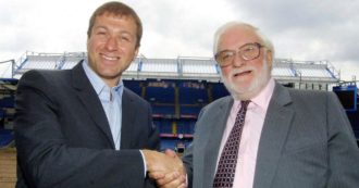 Copertina di Chelsea-Abramovich 18 anni dopo: dall’amore per Stamford Bridge al prezzario del Real, storia del patron che ha rovinato il calcio Ue
