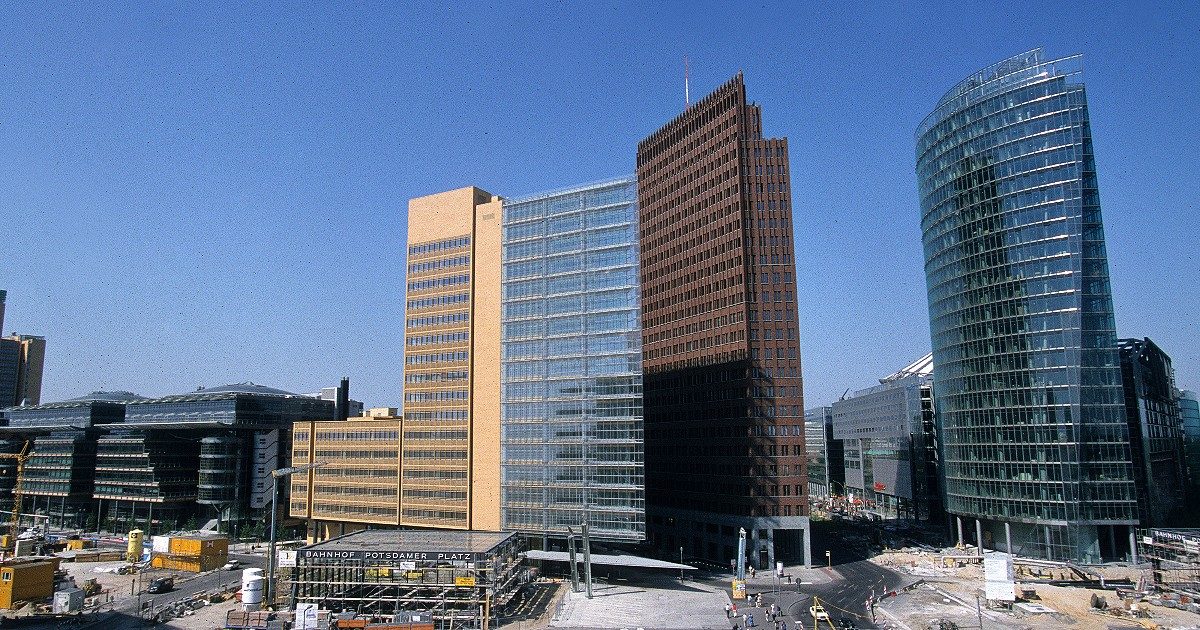 Bolla immobiliare e affitti alle stelle, le soluzioni: dalla lotta per la casa a Berlino al Bosco verticale in social housing di Eindhoven. E a Vienna 6 case su 10 hanno canoni controllati