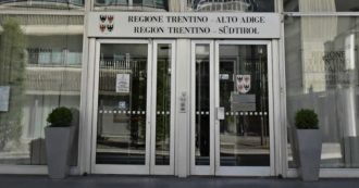 Copertina di Vitalizi in Trentino Alto Adige, da oltre 2 anni 17 ex consiglieri si rifiutano di rimborsare migliaia di euro. E il Consiglio? Non interviene