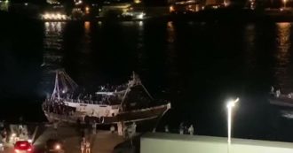 Copertina di Migranti, maxi sbarco a Lampedusa: oltre 600 persone arrivate su un peschereccio in ferro. Più di 1000 presenze nell’hotspot – Video