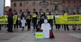 Copertina di Patrick Zaki, Bologna in piazza alla vigilia della nuova udienza. Noury (Amnesty): “Se le cose andranno male Draghi deve pretendere grazia”