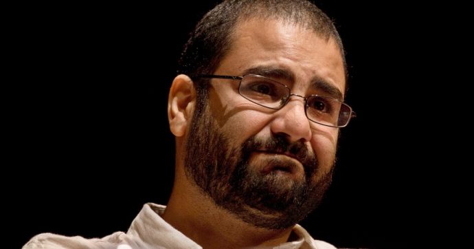 Egitto, l’attivista Alaa Abdel Fattah in carcere senza processo da due anni. “Illegale, la sua vita in pericolo”