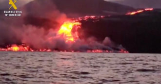 Copertina di Canarie, la lava del vulcano Cumbre Vieja sfocia nell’oceano: gli effetti visti dalla barca della Guardia Civil – Video