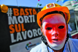 Copertina di Incidenti sul lavoro: 10 morti in 24 ore. La strage senza fine nei cantieri: vittime a Roma e in Puglia. Draghi: “Ora pene immediate e più severe”