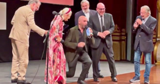 Copertina di Bari, Checco Zalone fa una sorpresa a Helen Mirren sul palco. Poi la bacia: “Siamo tutti vacinadi” – Video