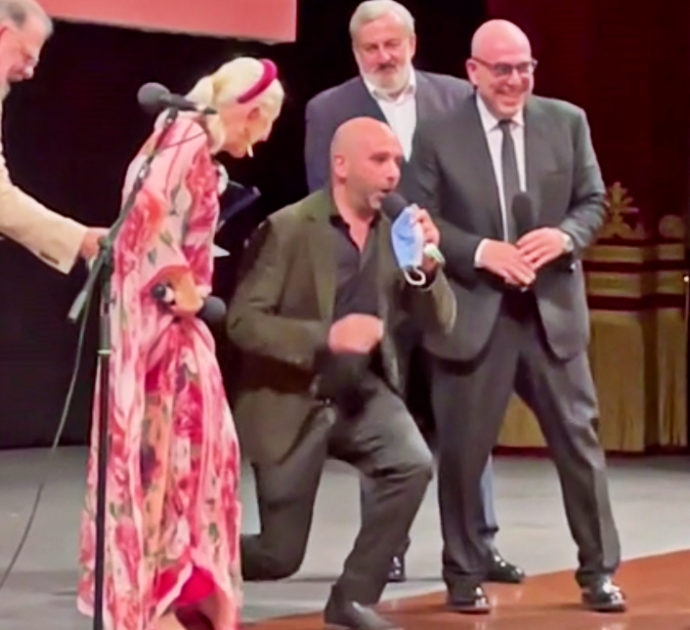 Bari, Checco Zalone fa una sorpresa a Helen Mirren sul palco. Poi la bacia: “Siamo tutti vacinadi” – Video