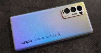 Copertina di Oppo Find X3 Neo 5G: tra i punti di forza la finitura OPPO Glow, la fotocamera e la ricarica rapida da 65W