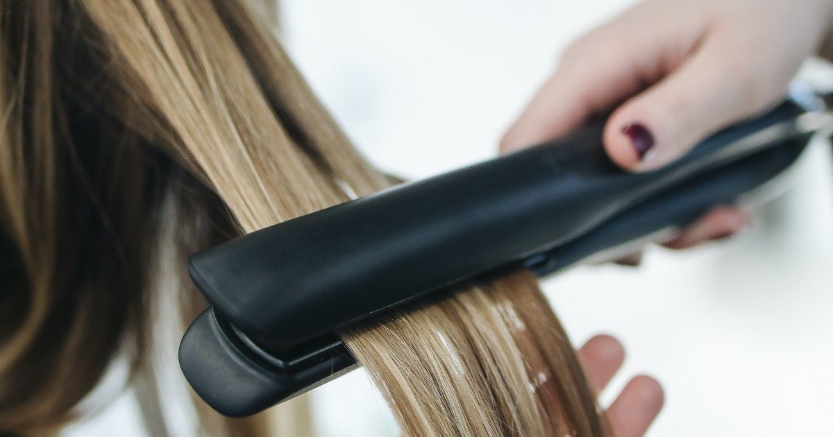 Usa la piastra sui capelli bagnati e muore folgorata a 14 anni: “C’era un filo scoperto”