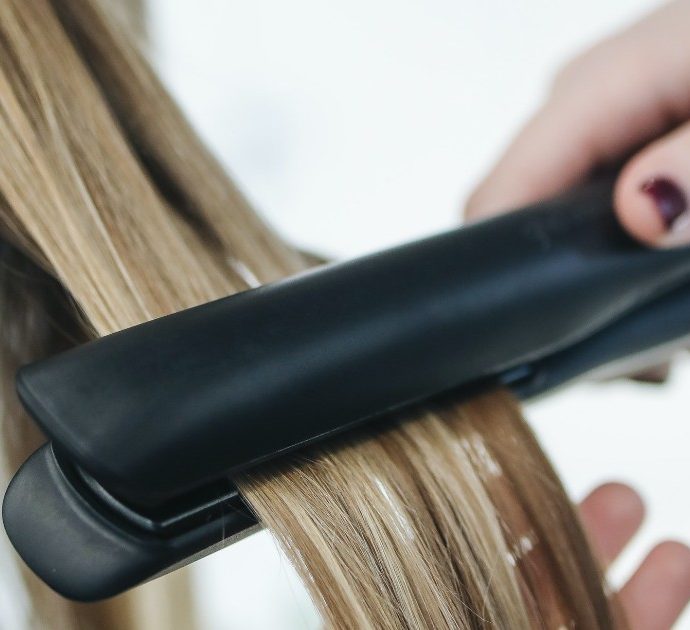 Usa la piastra sui capelli bagnati e muore folgorata a 14 anni: “C’era un filo scoperto”