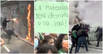 Copertina di Messico, tensione alla protesta per il diritto all’aborto: alcune attiviste provano a sfondare il cordone di polizia attorno al Palazzo Nazionale