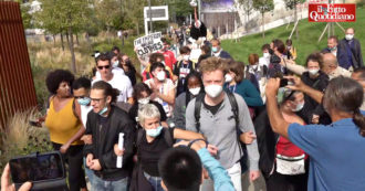 Copertina di Clima, a Milano è il giorno delle proteste. La risposta degli attivisti a Cingolani: “Chi vuole i combustibili fossili non la pensa come noi”