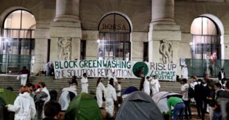 Copertina di Youth4Climate, gli attivisti occupano piazza Affari a Milano: tende di fronte alla sede della Borsa italiana