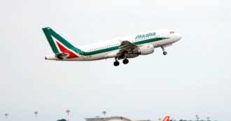 Copertina di Alitalia, stasera l’ultimo volo della compagnia che ha bruciato 12 miliardi pubblici. Venerdì decolla Ita, con un quarto dei dipendenti