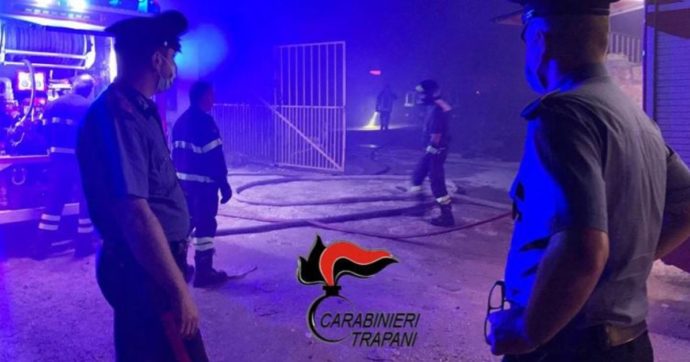 Incendio nella baraccopoli di Campobello di Mazara: morto un bracciante. In 50 bloccano la strada: “Vogliamo sistemazione dignitosa”