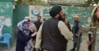 Copertina di Kabul, talebani interrompono la protesta di gruppo di donne per il diritto all’istruzione: spari in aria per disperdere la manifestazione
