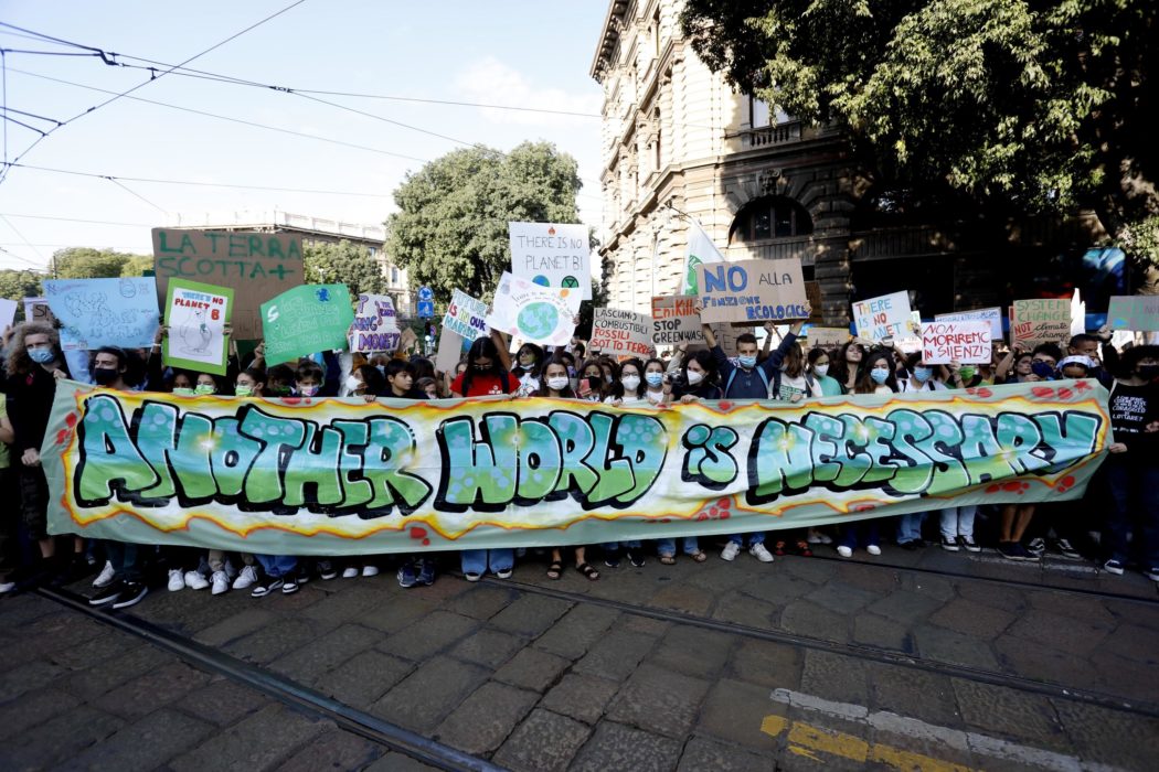 Manifestazione Fridays for Future in partenza da largo Cairoli con la partecipazione di Greta Thunberg e Vanessa Nakate a Milano, 1 ottobre 2021.ANSA/MOURAD BALTI TOUATI