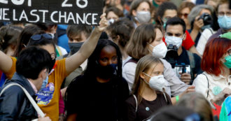 Copertina di Sciopero per il clima a Milano con Greta Thunberg, Fridays for future di nuovo in piazza: “I governi ci invitano per pulirsi la faccia”