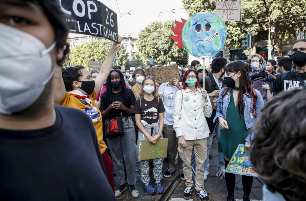 Swedish climate activist Greta Thunberg (C) and Vanessa Nakate, of Uganda (L) and young climate activists march during a ‘Fridays for Future’, Milan – Italy, 1 October 2021. 
ANSA / MATTEO BAZZI