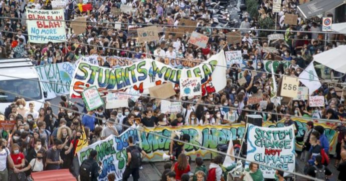 Sciopero globale per il clima e contro la guerra, venerdì 25 marzo il movimento di Greta Thunberg torna in piazza in 89 Paesi