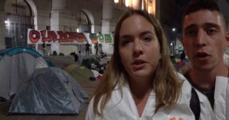 Copertina di Ambiente, attivisti occupano con tende e sacchi a pelo piazza Affari a Milano: “Finanza è complice della crisi climatica”
