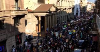 Clima, migliaia di persone a Milano al corteo di Fridays for future: le immagini dall’alto