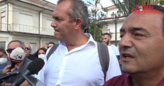 Copertina di Riace, anche de Magistris alla manifestazione a sostegno di Mimmo Lucano: “Convinto che sarà assolto”. E l’ex sindaco si commuove