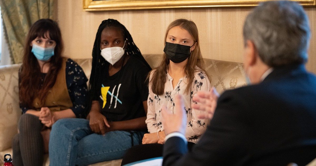 Clima, a Milano l’incontro tra generazioni è lo scontro tra due mondi diversi. Il ministro inglese Sharma: “Spero che i potenti si siano vergognati”